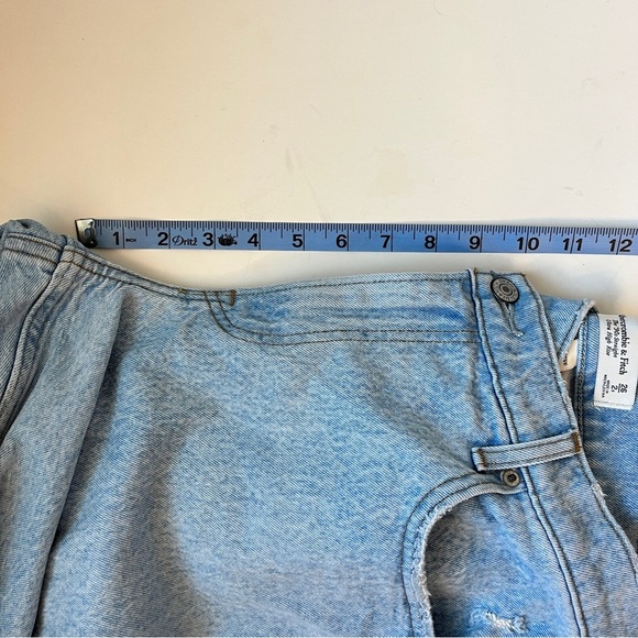 Abercrombie & Fitch Curve Love The 90’s Straight Ultra High Rise Light Wash - Picture 10 of 11